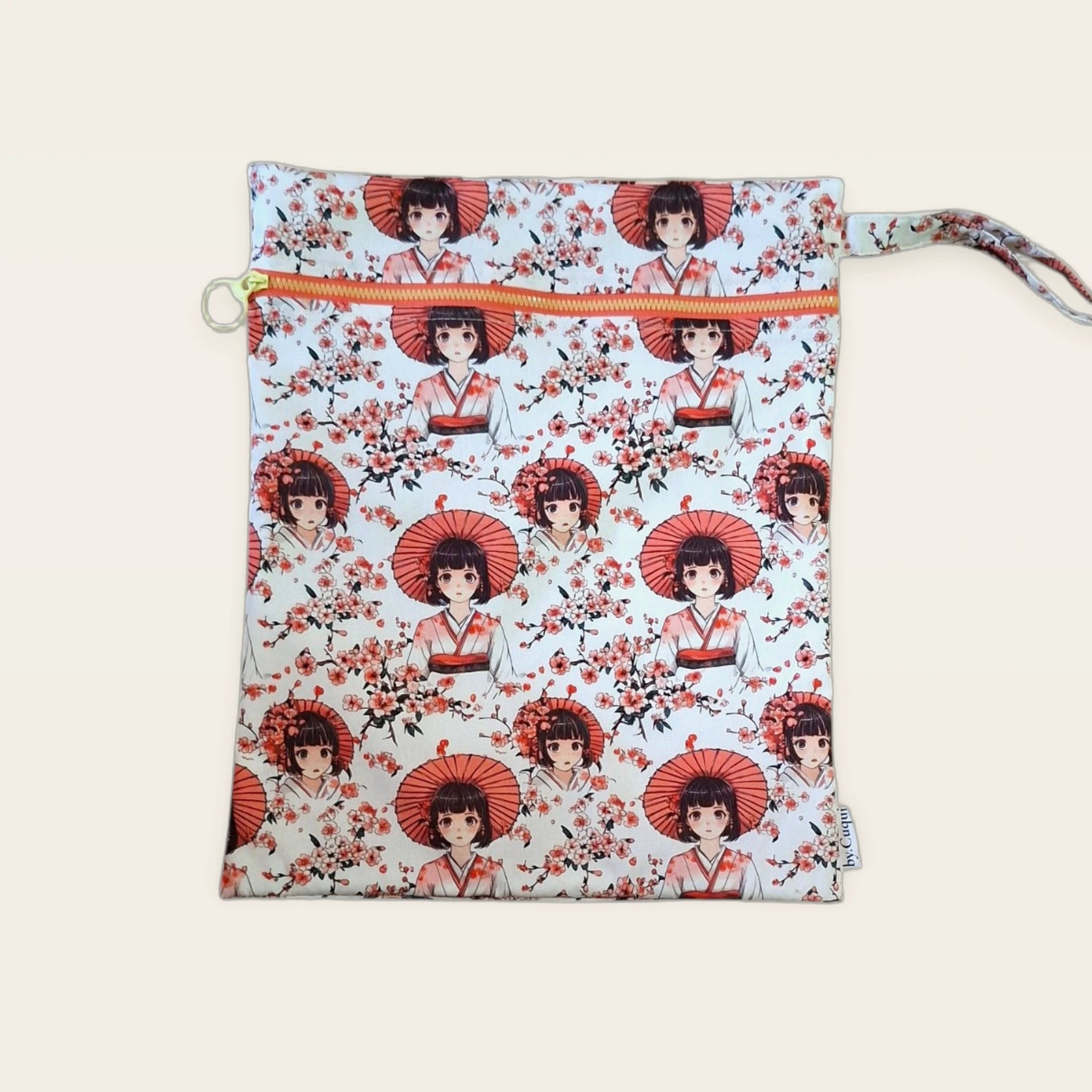 Bolsa impermeable Geishas y cerezos con cremallera amarilla y roja, vista frontal