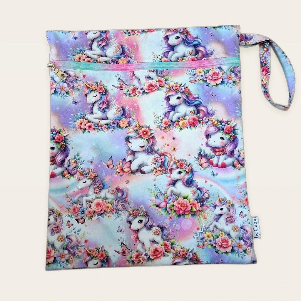 Bolsa impermeable Unicornios florales con cremallera arcoíris, vista frontal