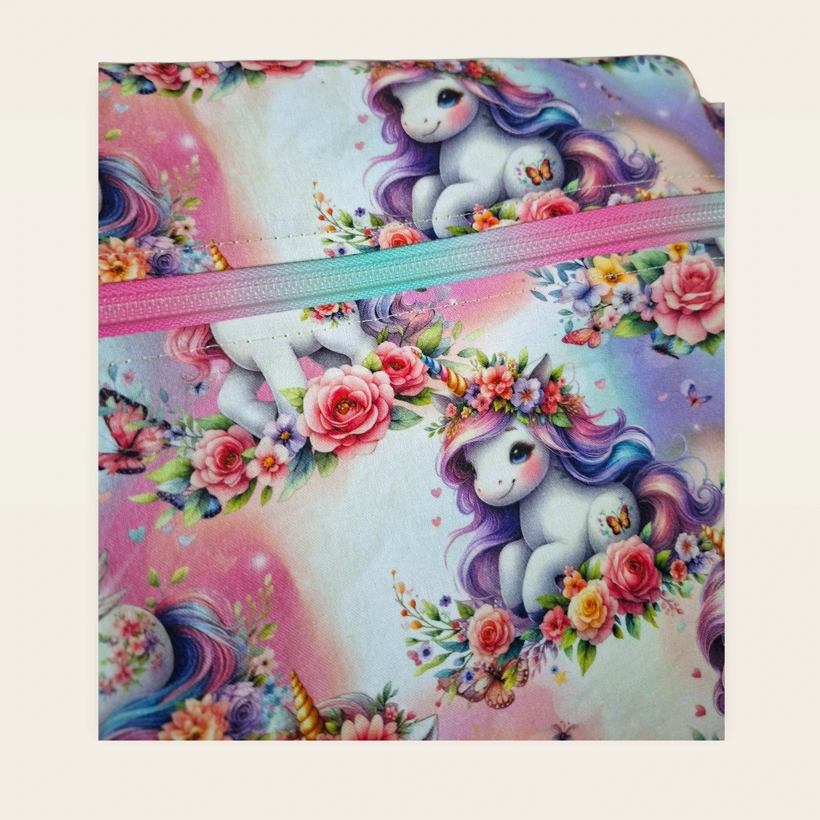 Bolsa impermeable Unicornios florales con cremallera arcoíris abierta, vista frontal