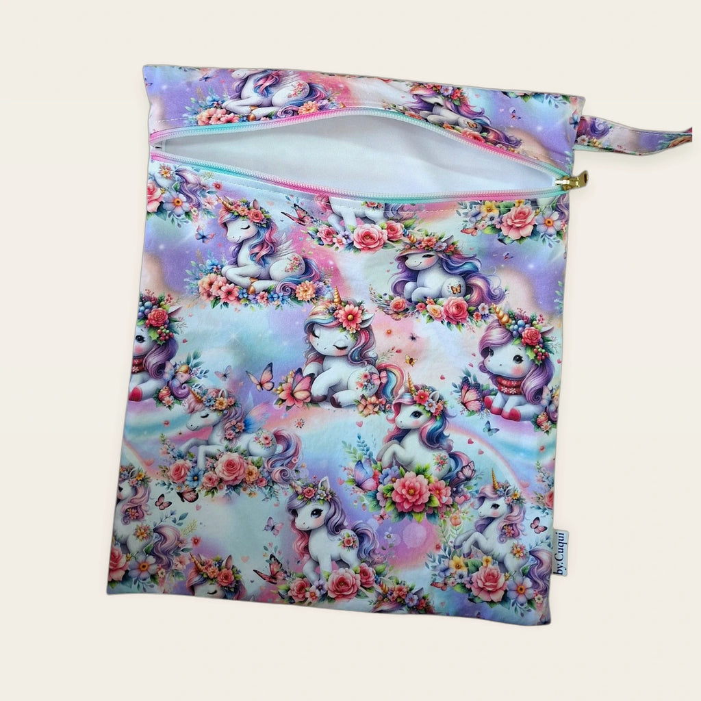 Bolsa impermeable Unicornios florales con cremallera blanca abierta, vista frontal