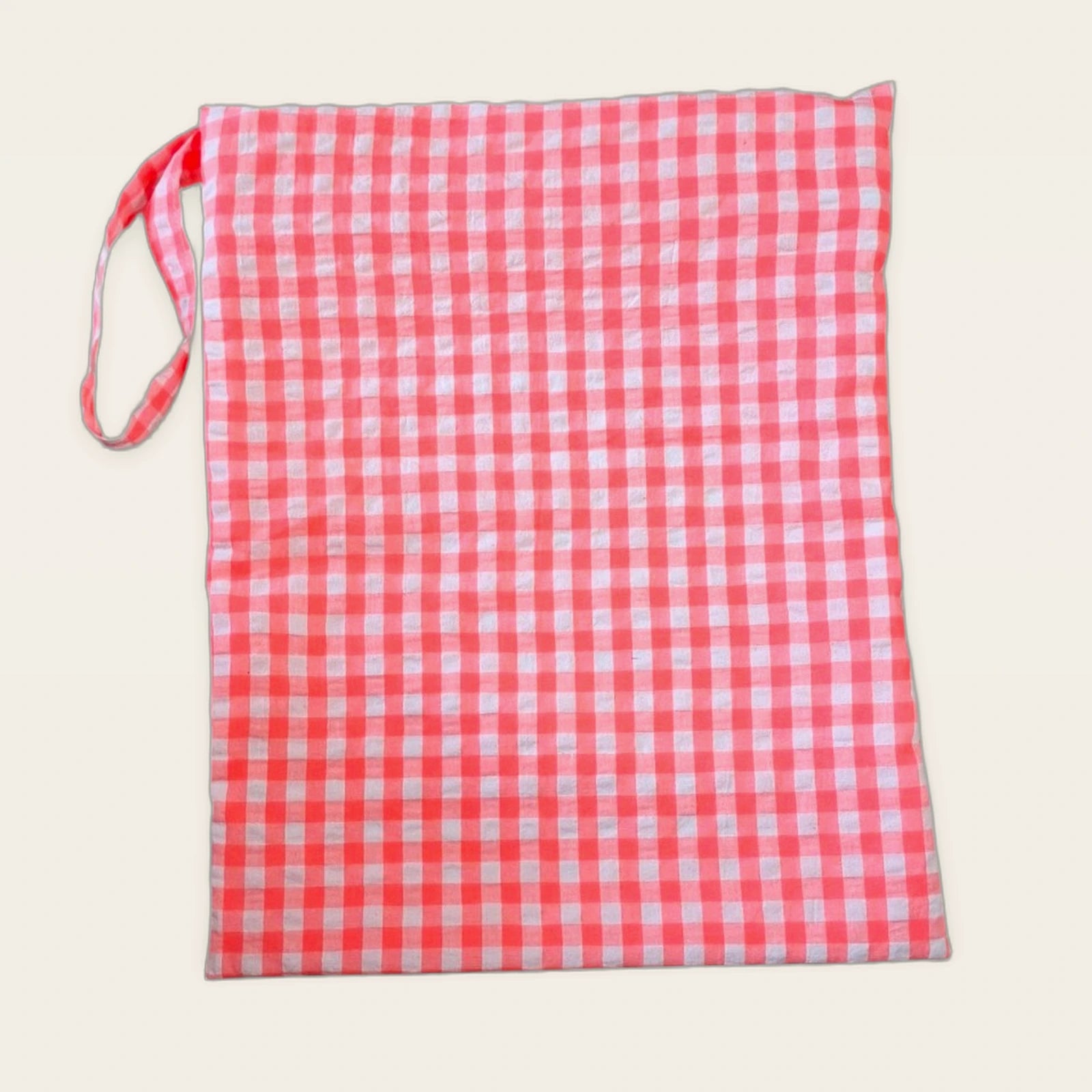 Bolsa impermeable Vichy rosa flúor con cremallera blanca, vista trasera con asa