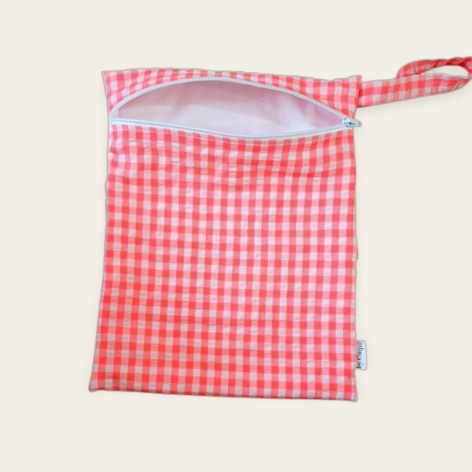 Bolsa impermeable Vichy rosa flúor con cremallera blanca abierta, vista frontal