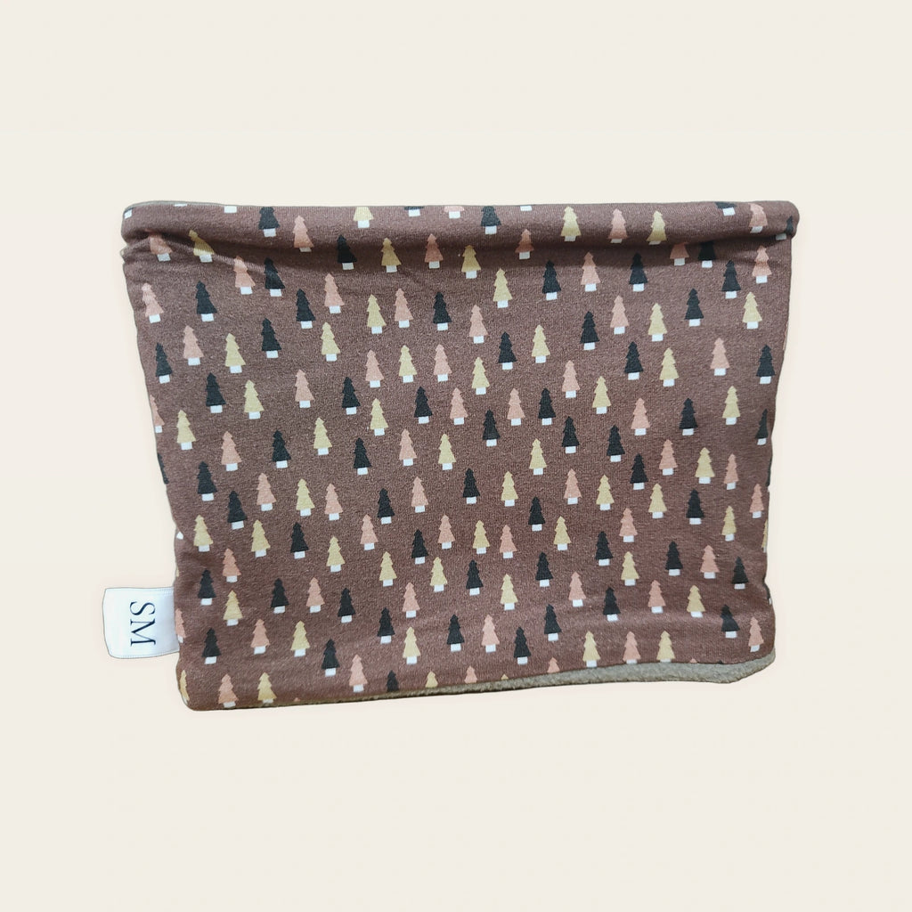 Braga de cuello infantil Abetos colocada en plano