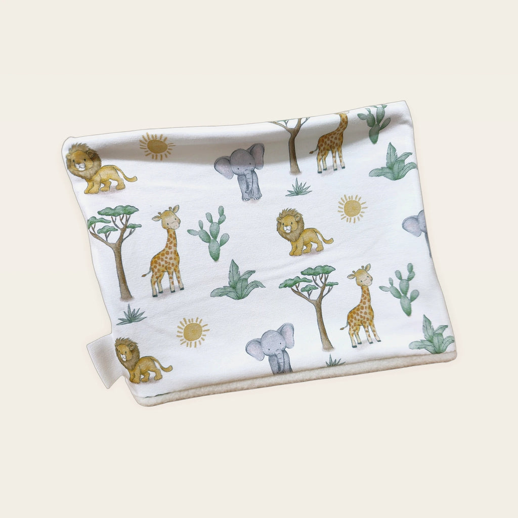 Braga de cuello infantil Animalitos de la sabana Baobab colocada en plano [Variant: Beige]