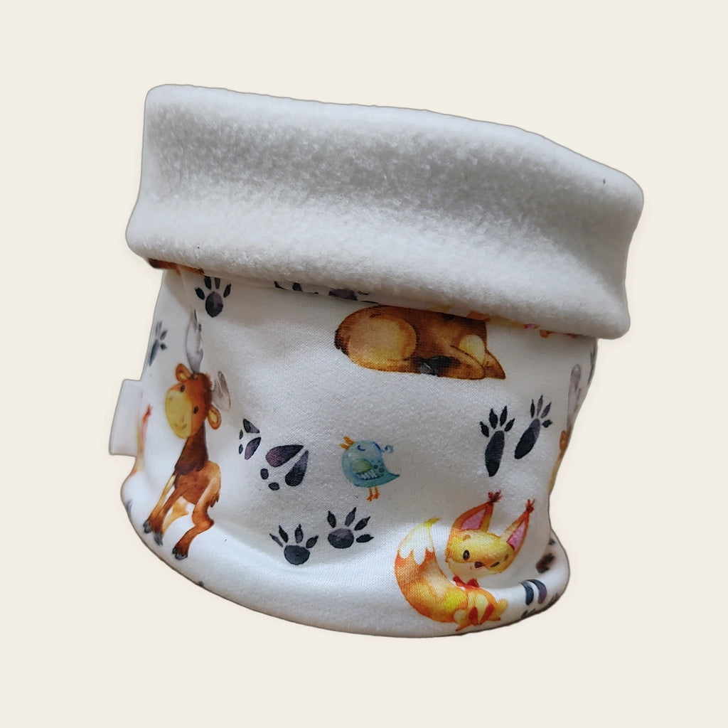 Braga de cuello infantil Animalitos y huellas con el cuello doblado y el polar beige visible [Variant: Beige]