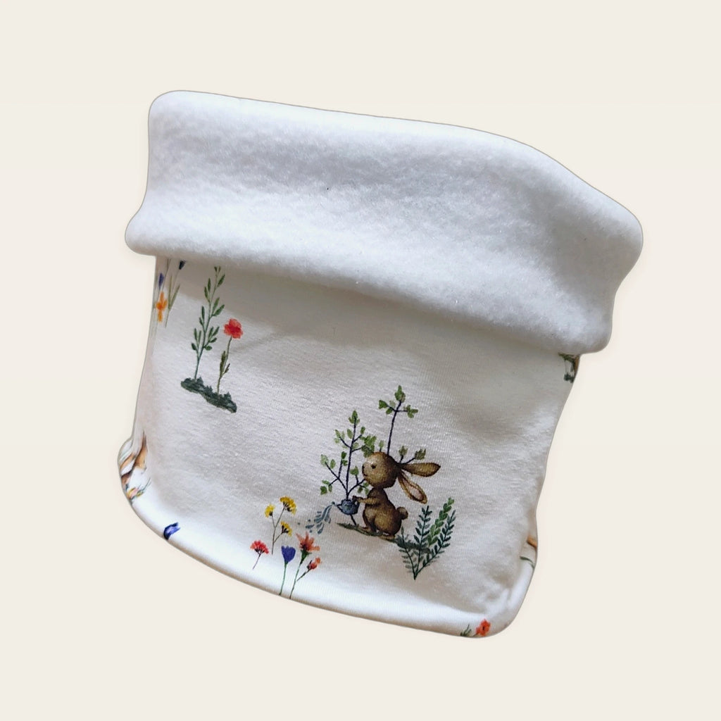 Braga de cuello infantil Conejitos regando con el cuello doblado y el polar blanco visible