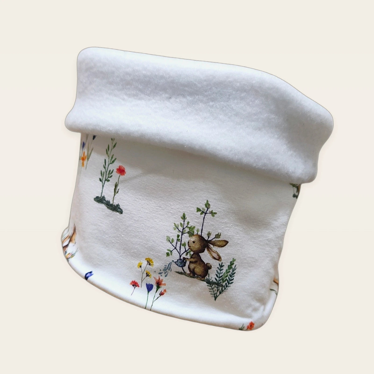 Braga de cuello infantil Conejitos regando con el cuello doblado y el polar blanco visible