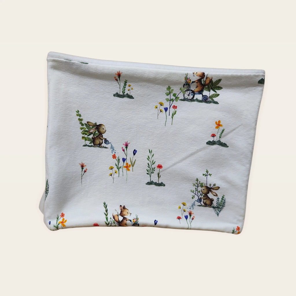 Braga de cuello infantil Conejitos regando colocada en plano