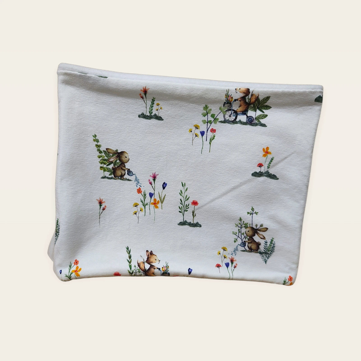 Braga de cuello infantil Conejitos regando colocada en plano