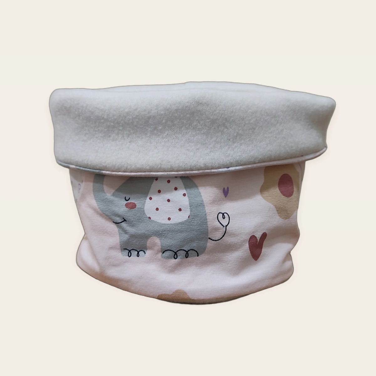 Braga de cuello infantil Elefantes rosa con el cuello doblado y el polar beige visible [Variant: Beige]