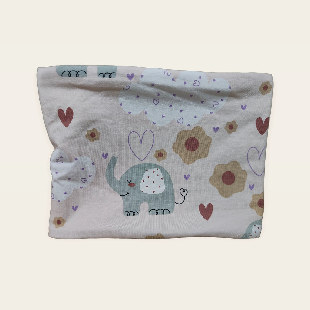 Braga de cuello infantil Elefantes rosa colocada en plano [Variant: Beige]