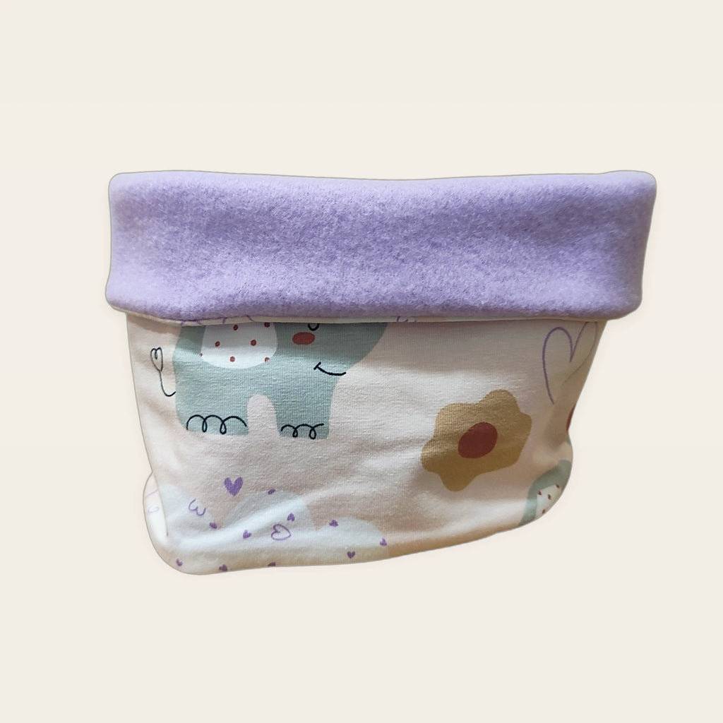 Braga de cuello infantil Elefantes rosa con el cuello doblado y el polar lila claro visible [Variant: Lila claro]