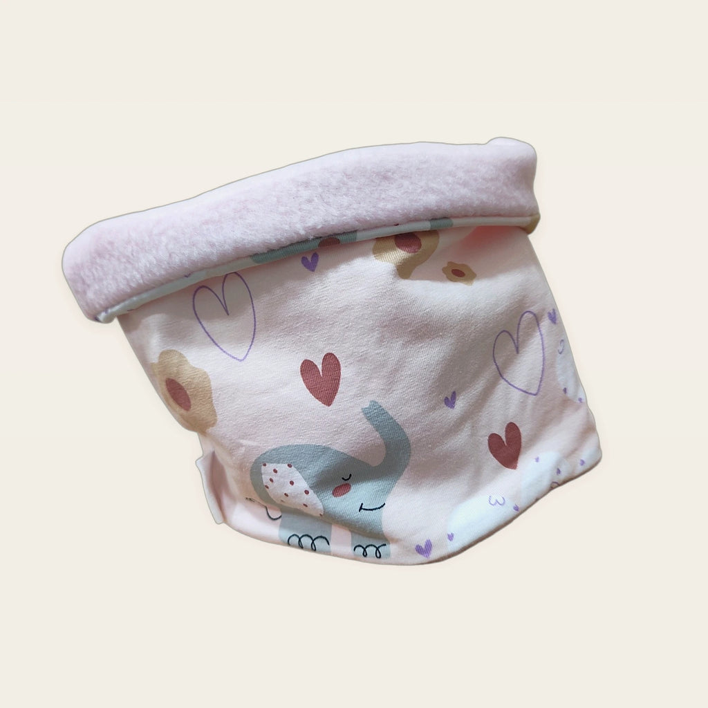 Braga de cuello infantil Elefantes rosa con el cuello doblado y el polar rosa visible [Variant: Rosa]