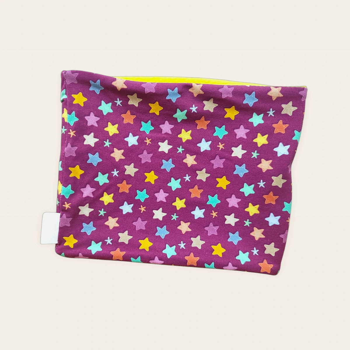 Braga de cuello infantil Estrellas colocada en plano [Variant: Amarillo]