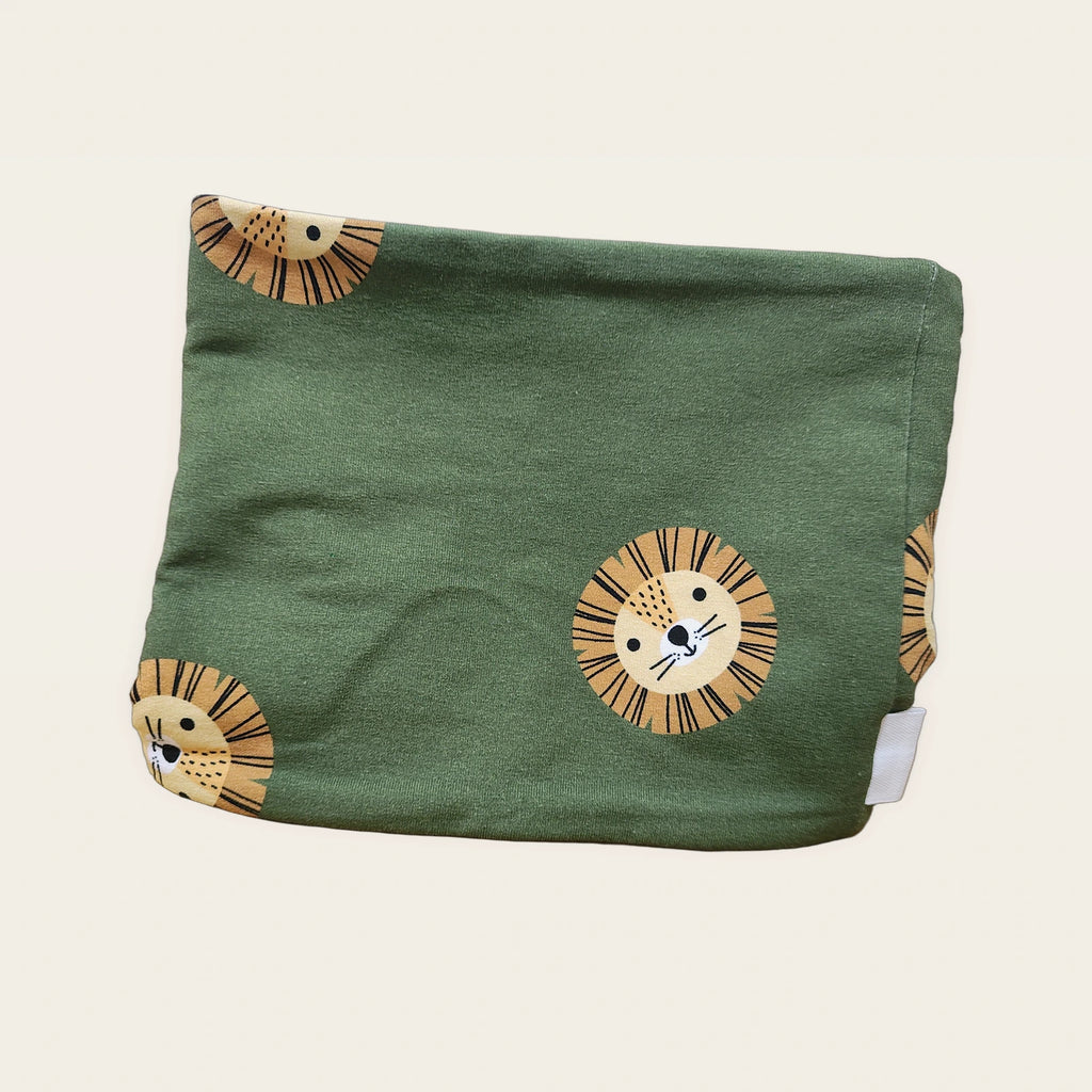 Braga de cuello infantil León verde colocada en plano [Variant: Beige]