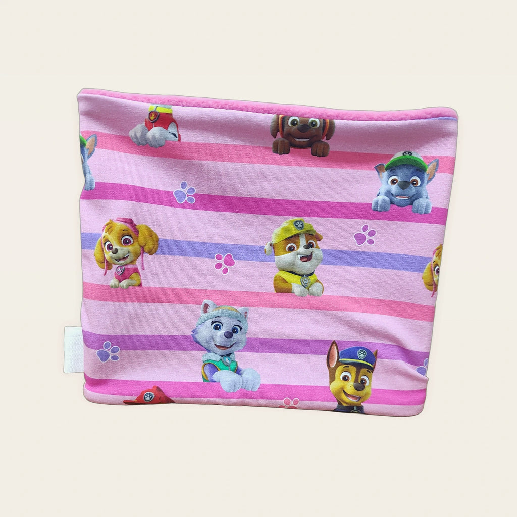 Braga de cuello infantil Perretes rayas rosa colocada en plano [Variant: Fucsia]