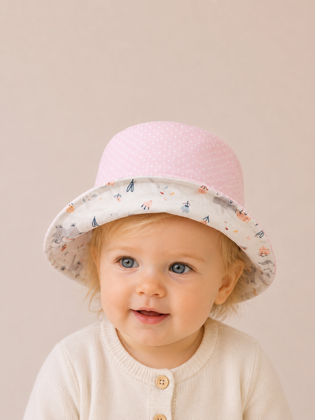 Reverso del gorrito pescador Cuqui Elefantes con tela de topitos rosa [Variant: Topitos rosa]