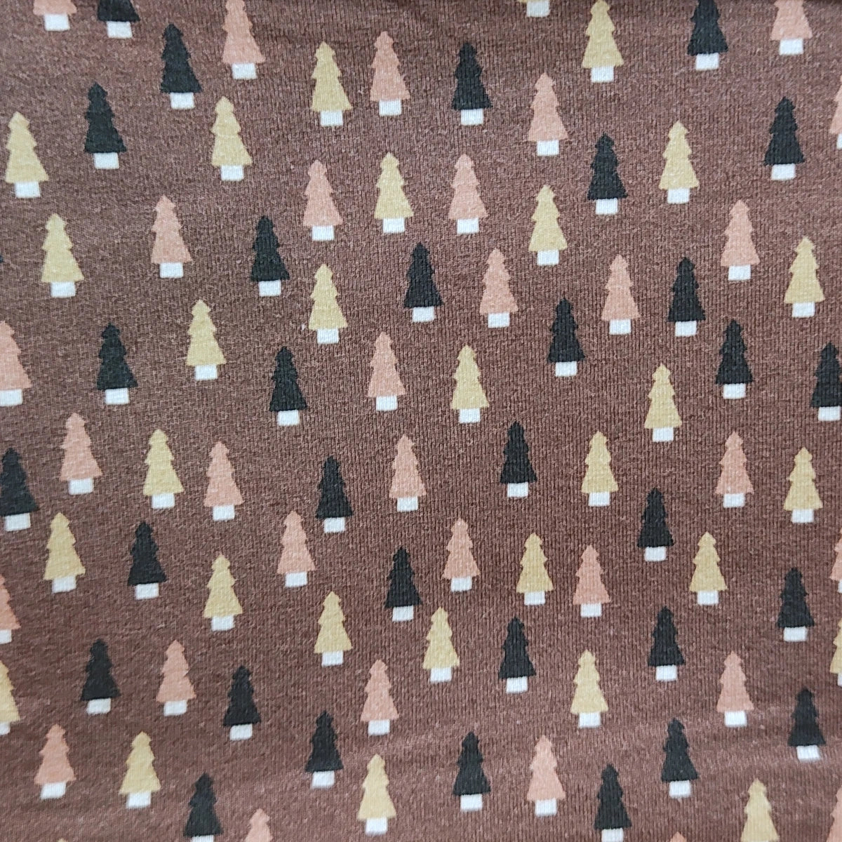 Detalle del estampado de abetos en el tejido de punto de una braga de cuello infantil