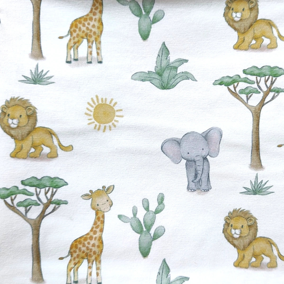 Detalle del estampado de animalitos de la sabana y baobabs en el tejido de punto de una braga de cuello infantil