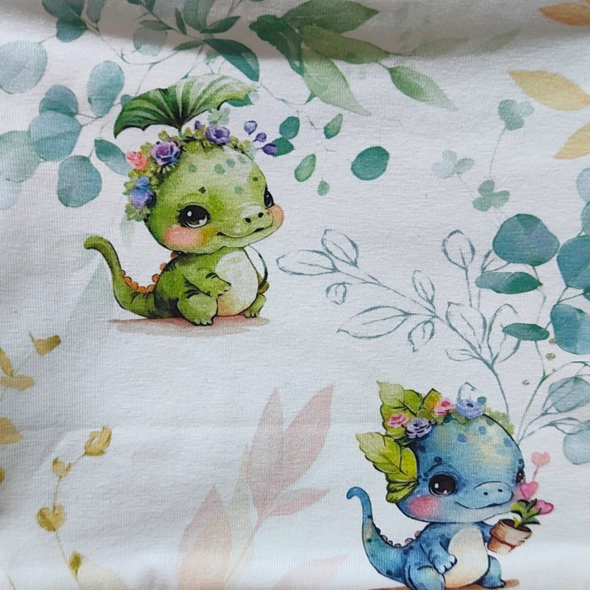 Detalle del estampado de dragoncitos en el tejido de punto de una braga de cuello infantil
