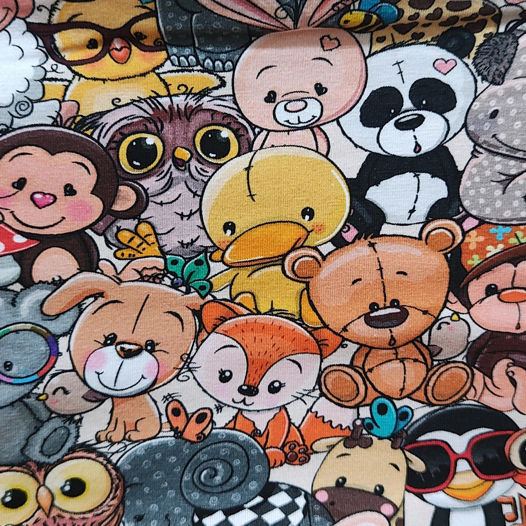 Detalle del estampado de peluches en el tejido de punto de una braga de cuello infantil