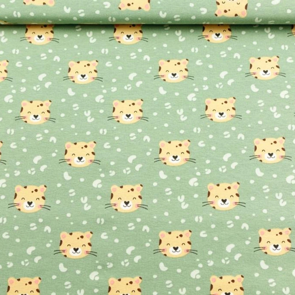 Detalle del estampado de tigre y huellas en el tejido de punto de una braga de cuello infantil