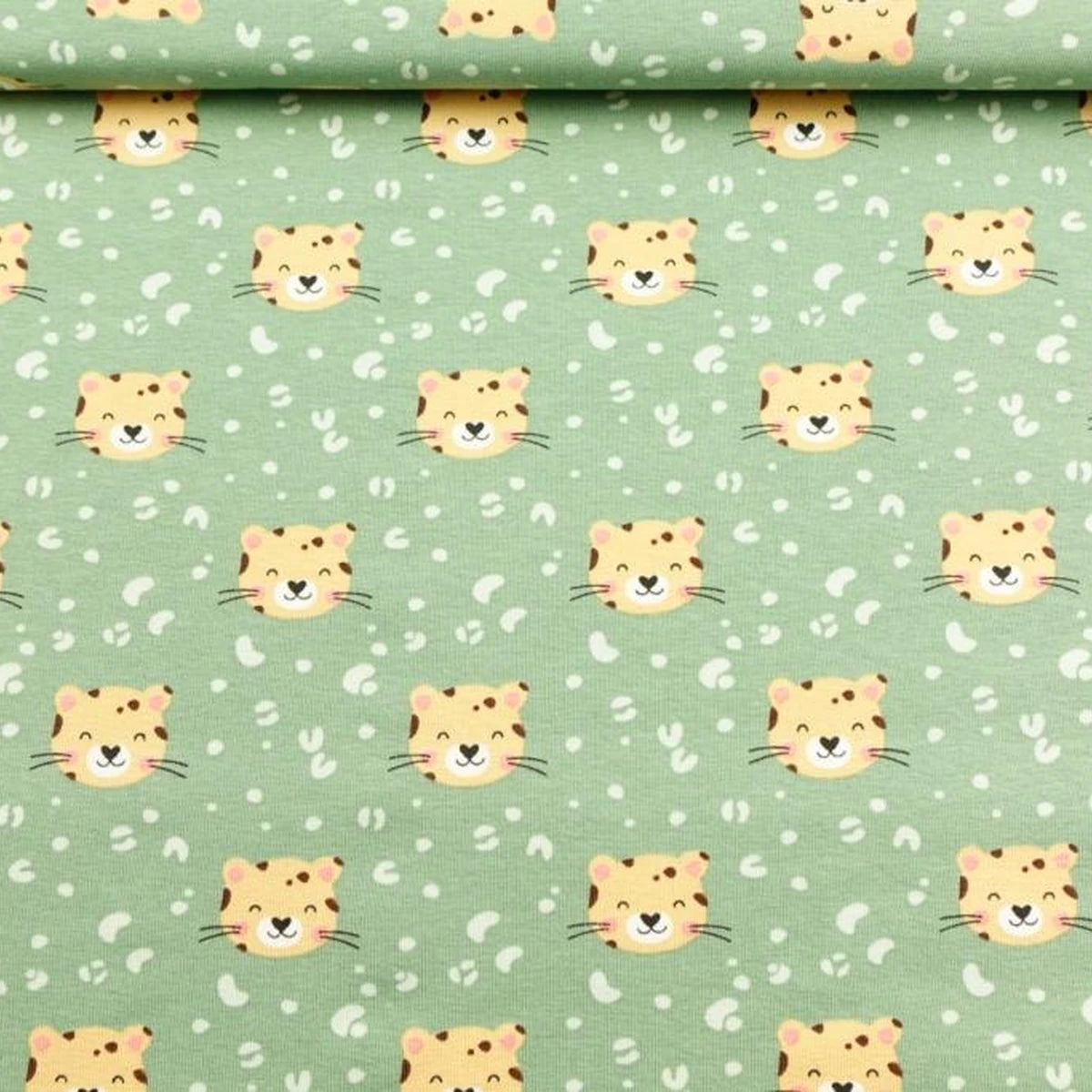Detalle del estampado de tigre y huellas en el tejido de punto de una braga de cuello infantil