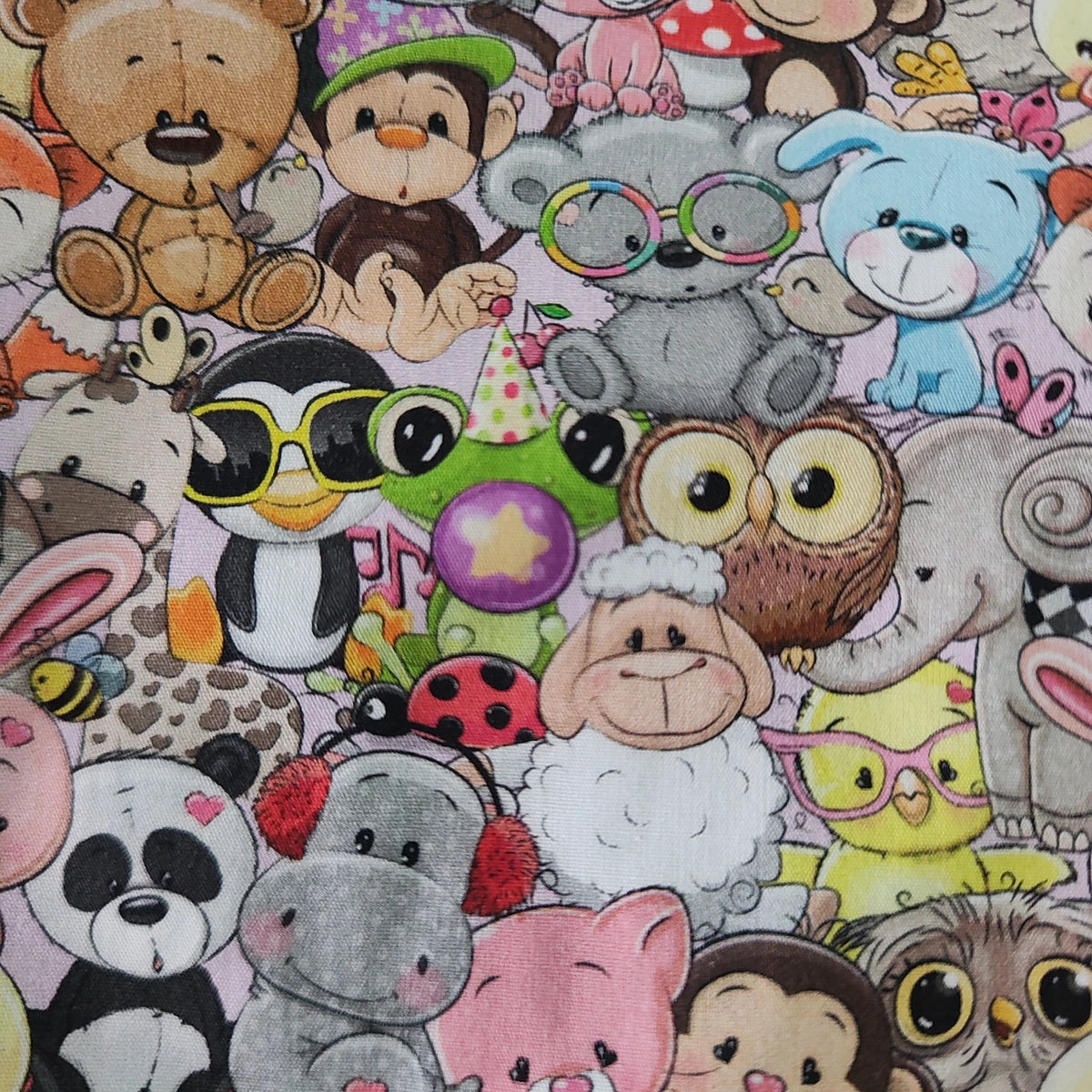 Detalle del estampado Animales de peluche sobre tela de algodón