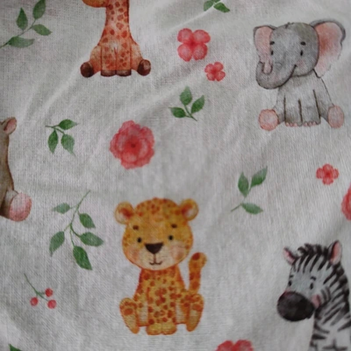 Detalle del estampado Animalitos de la sabana sobre tela de algodón