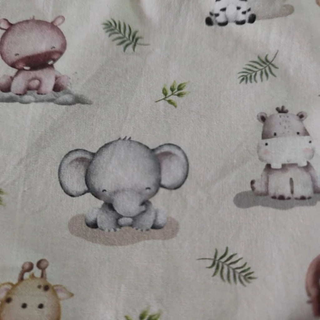 Detalle del estampado Animalitos del bosque sobre tela de algodón