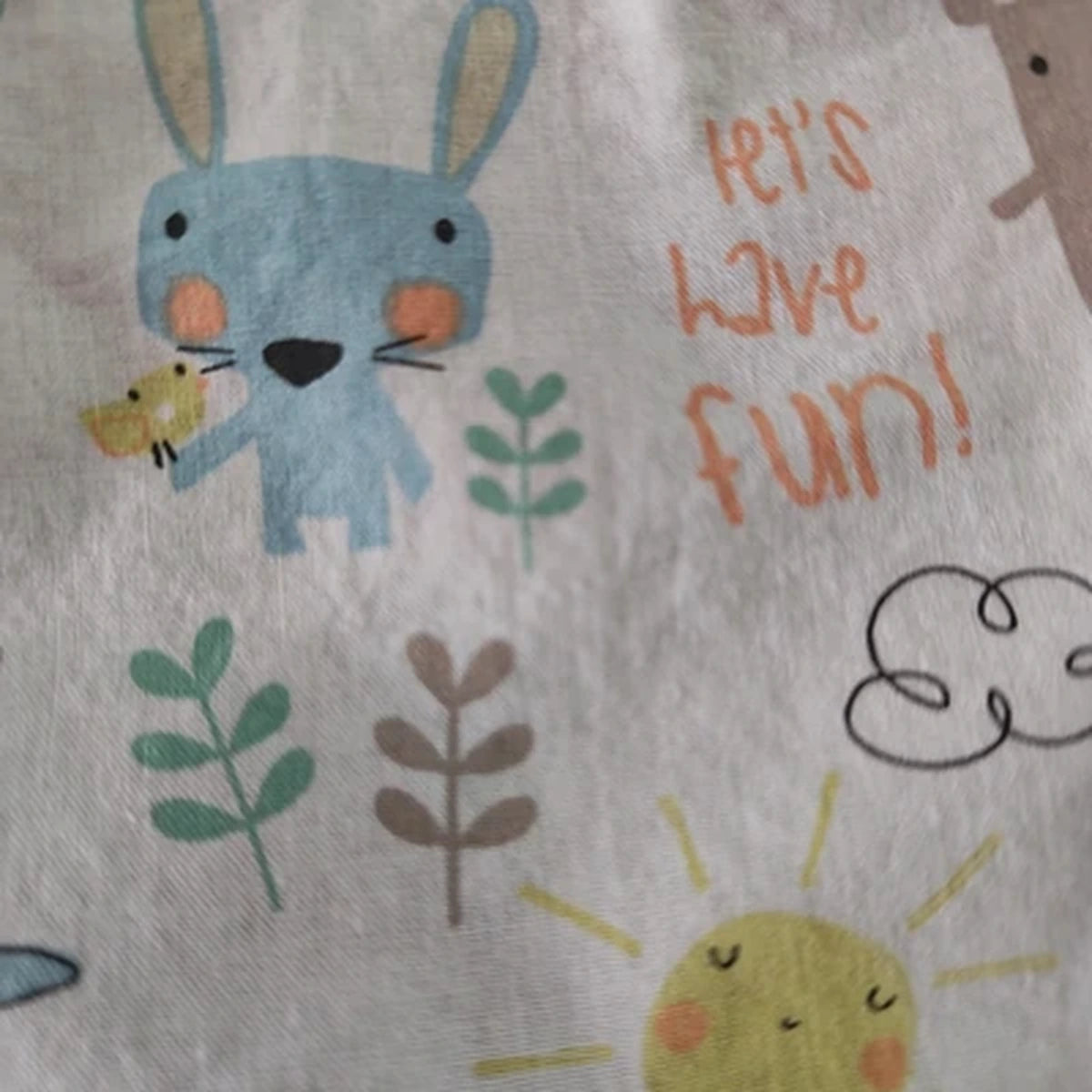 Detalle del estampado Animalitos divertidos sobre tela de algodón