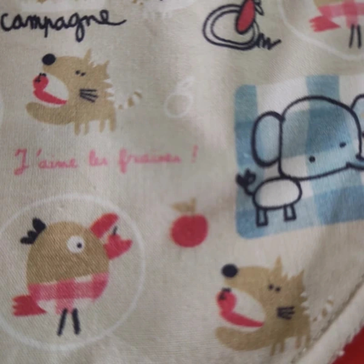 Detalle del estampado Animalitos franceses sobre tela de algodón