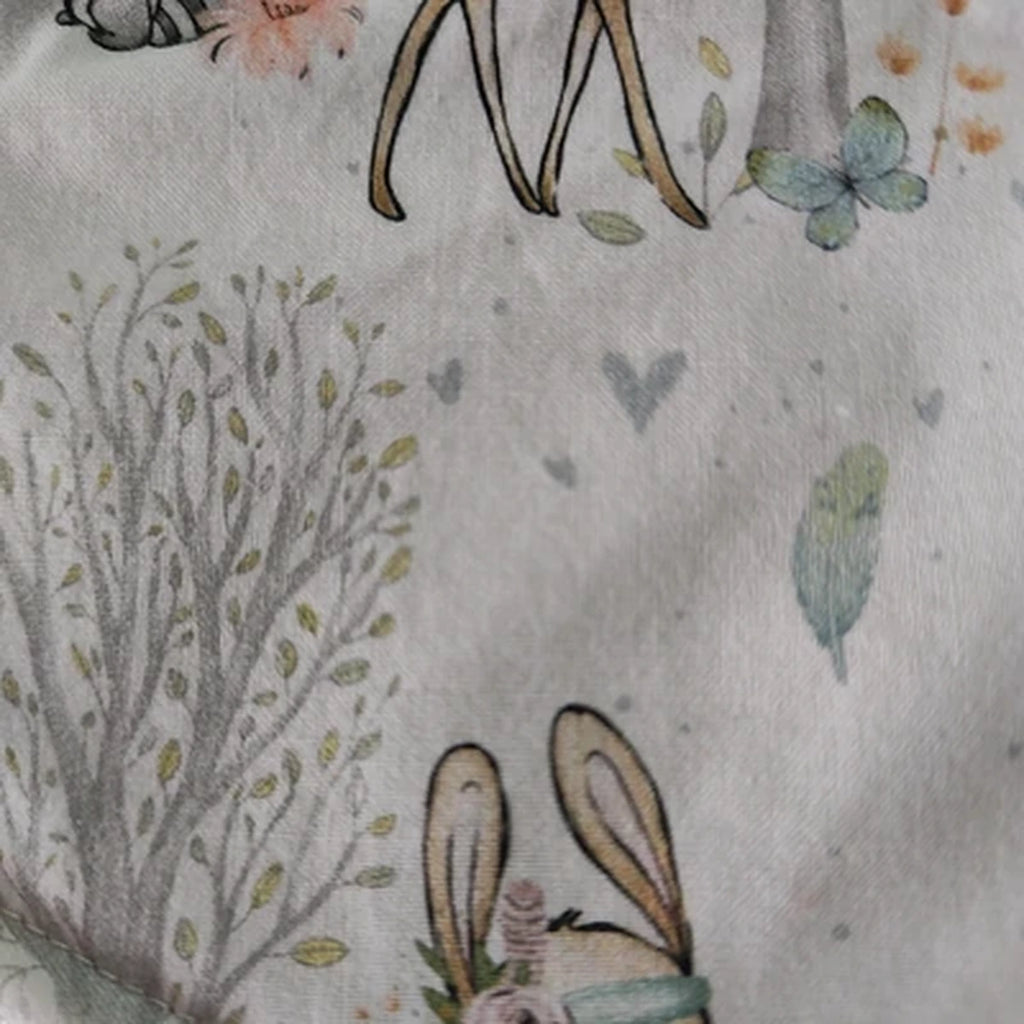 Detalle del estampado Bosque encantado sobre tela de algodón