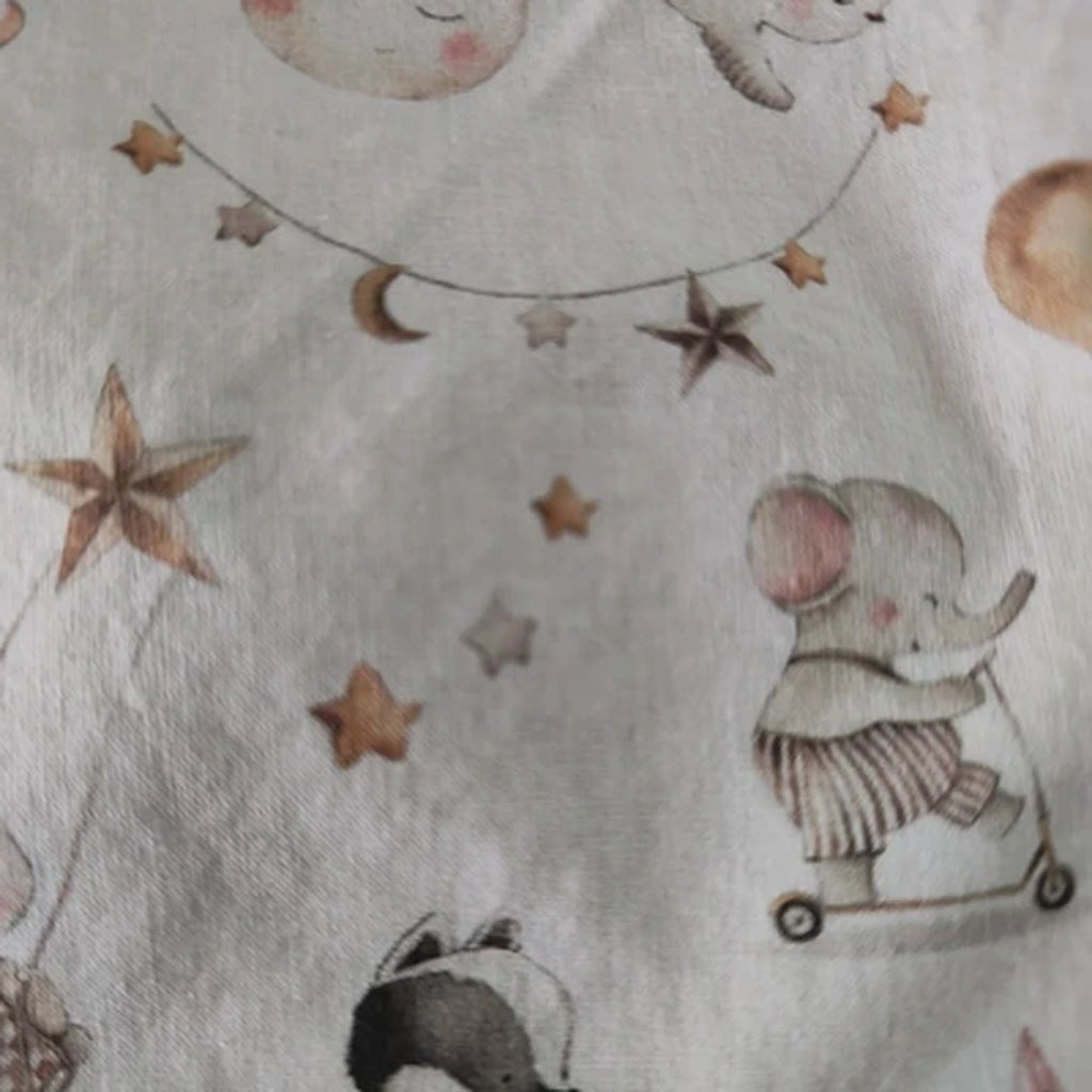 Detalle del estampado Elefantitos, luna y estrellas sobre tela de algodón