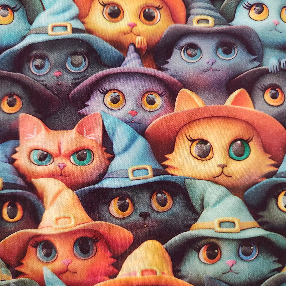 Detalle del estampado Gatitos Halloween sobre tela de algodón