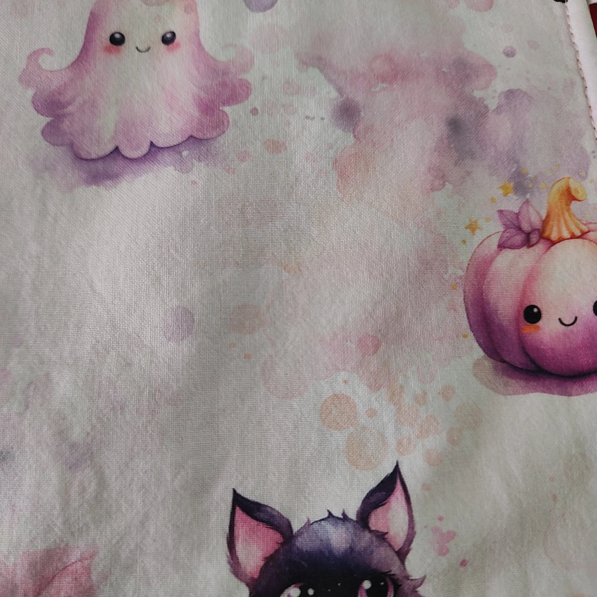 Detalle del estampado Halloween pastel sobre tela de algodón