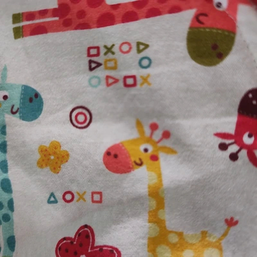 Detalle del estampado Jirafas geométricas sobre tela de algodón