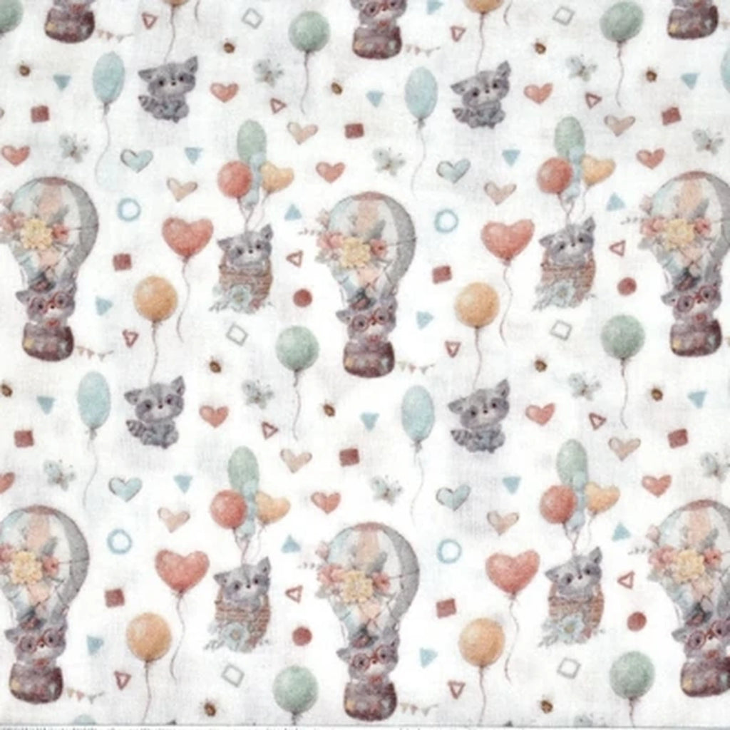 Detalle del estampado Mapaches con globos sobre tela de algodón