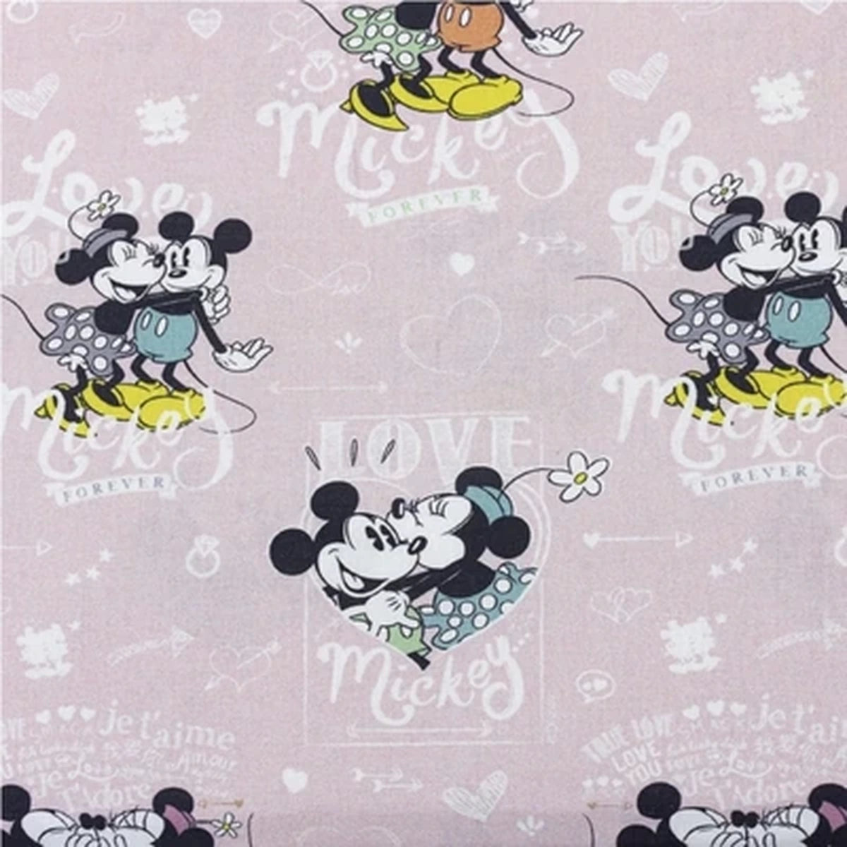 Detalle del estampado Mickey forever love sobre tela de algodón