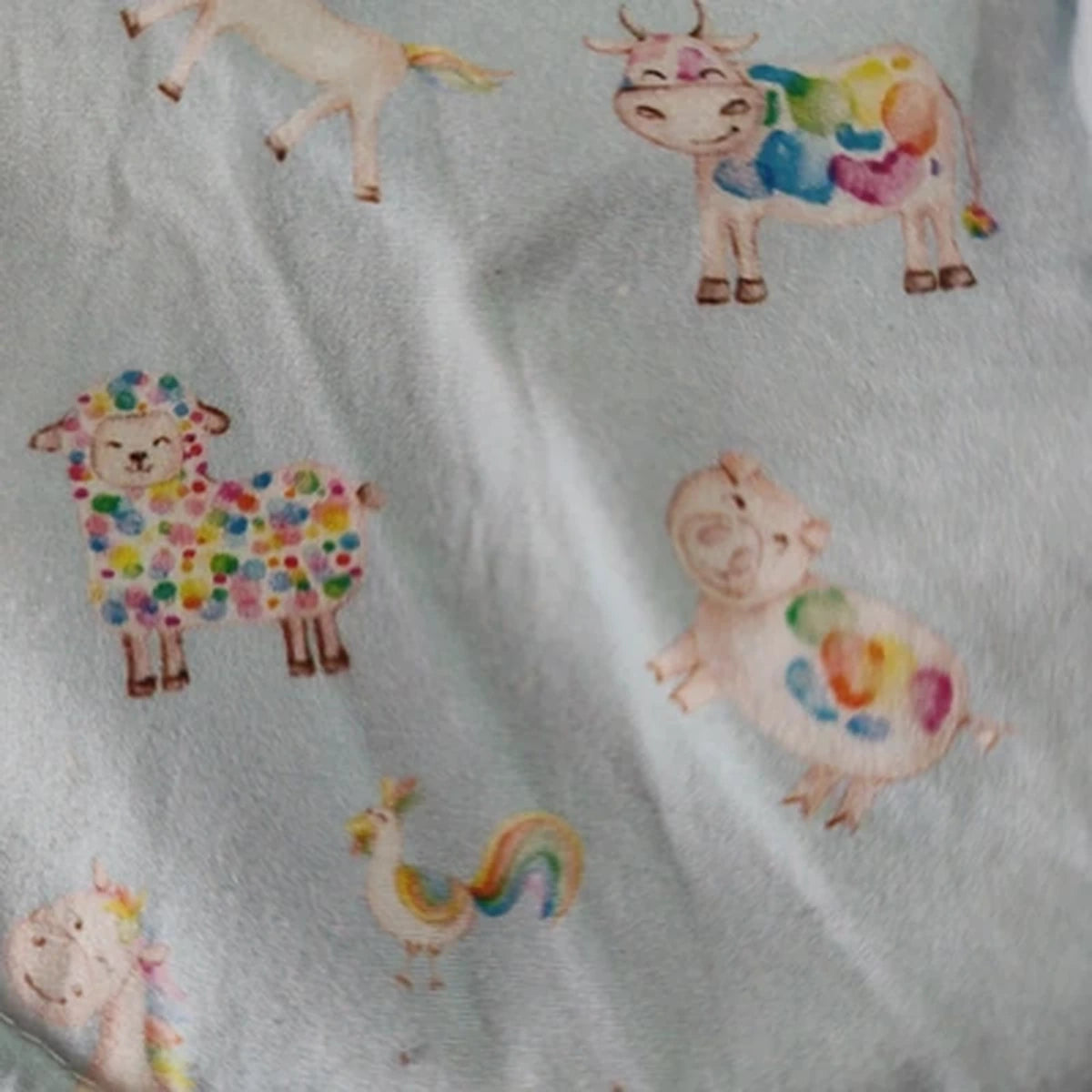 Detalle del estampado Ovejitas arcoíris sobre tela de algodón