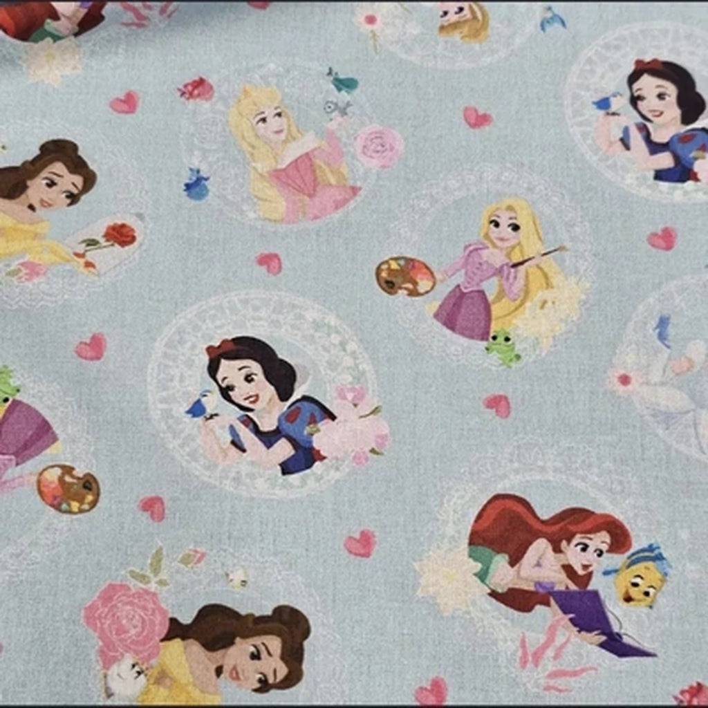 Detalle del estampado Princesas Disney sobre tela de algodón