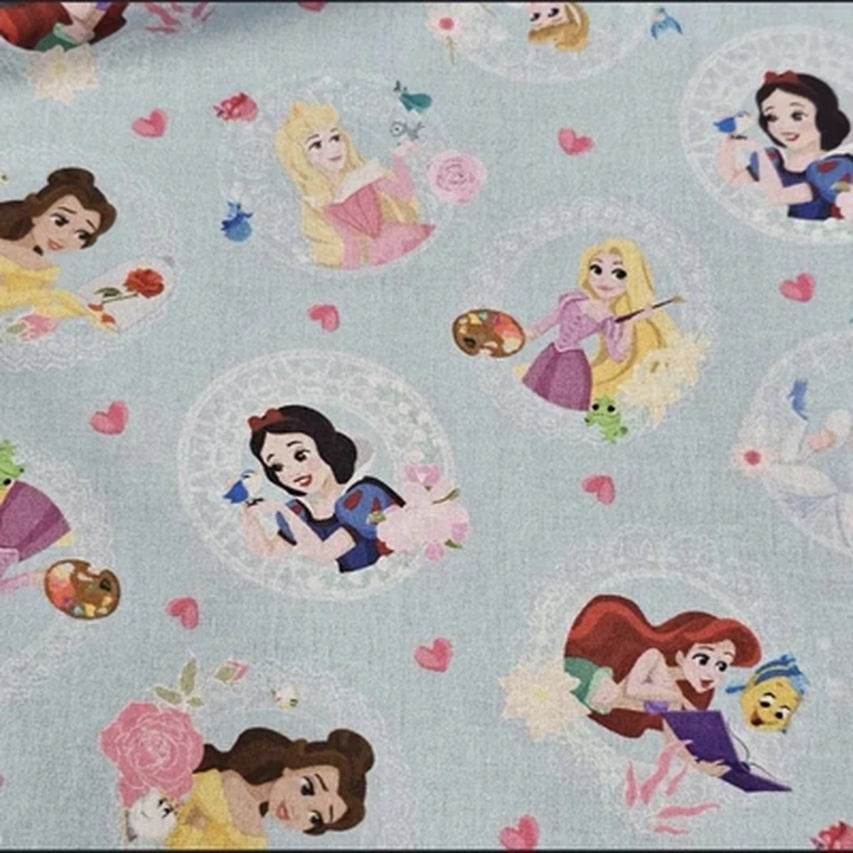 Detalle del estampado Princesas Disney sobre tela de algodón