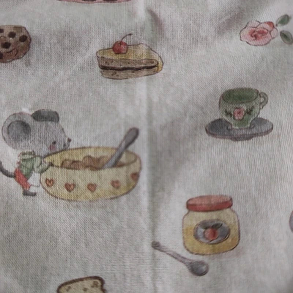 Detalle del estampado Ratitas reposteras sobre tela de algodón