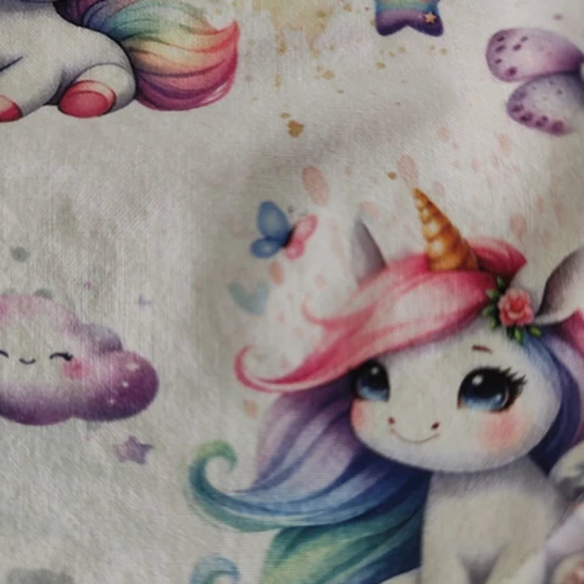 Detalle del estampado Unicornio mágico sobre tela de algodón